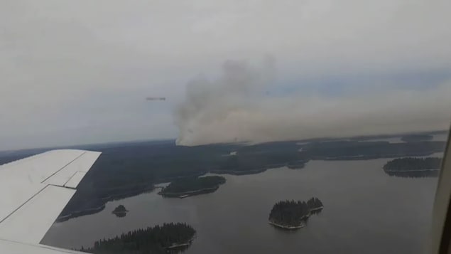 Vue aérienne de l'incendie faisant rage à la Nation crie Mathias Colomb, dans le nord du Manitoba. 