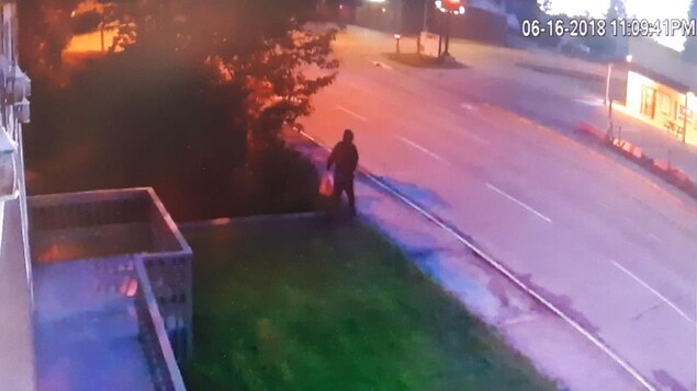 Capture d'écran d'une vidéo provenant d'une caméra de surveillance montrant quelqu'un portant un sac sortir de la mosquée quelques instants avant le début de l'incendie. Capture d'écran d'une vidéo provenant d'une caméra de surveillance montrant quelqu'un portant un sac sortir de la mosquée quelques instants avant le début de l'incendie.