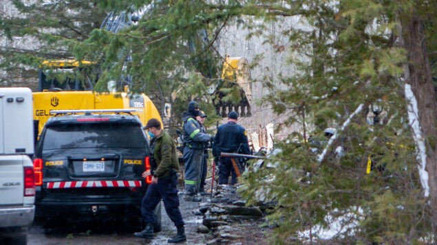 Des équipes d'urgence et une pelleteuse à Oxford Mills.