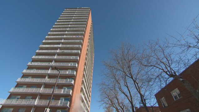 Un bâtiment de plus de vingt étages avec des balcons à chaque fenêtre.