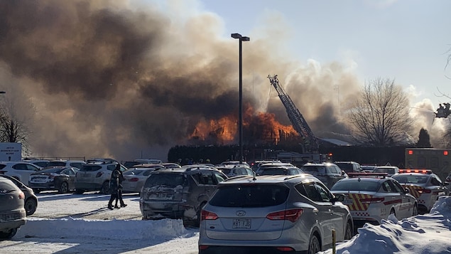 Un violent incendie ravage un centre communautaire à Pointe-du-Lac