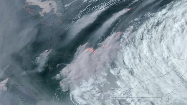 La fumée des incendies de forêt qui brûlent dans les provinces canadiennes du Québec, au centre, et de l'Ontario, à gauche, dérive vers le sud.