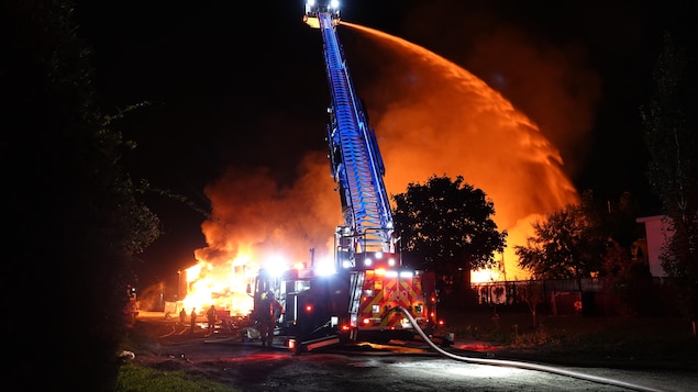 Treize Batiments Endommages Par Les Flammes A Repentigny Radio Canada Ca