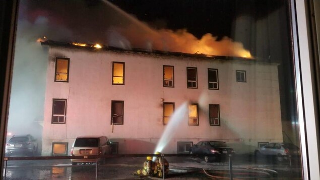 Un bâtiment résidentiel en feu. Un bâtiment résidentiel en feu.