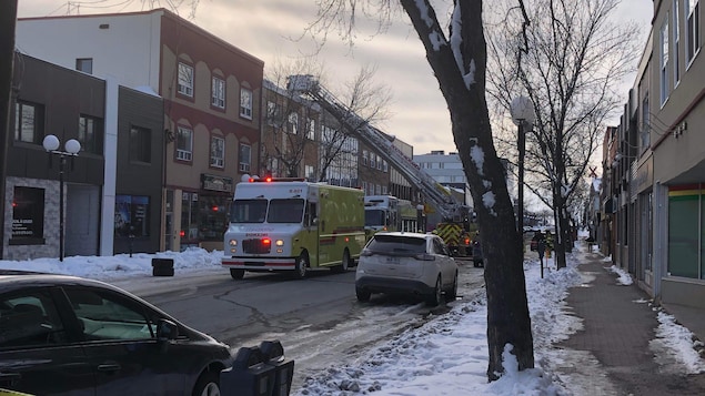 Des camions de pompiers dans une rue.