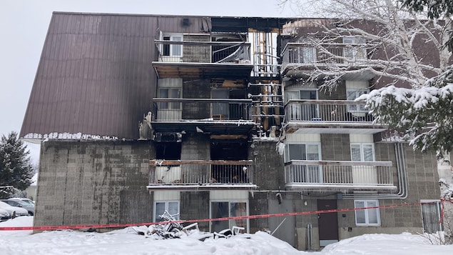 Un immeuble à logements de Saint-Félicien ravagé par le feu