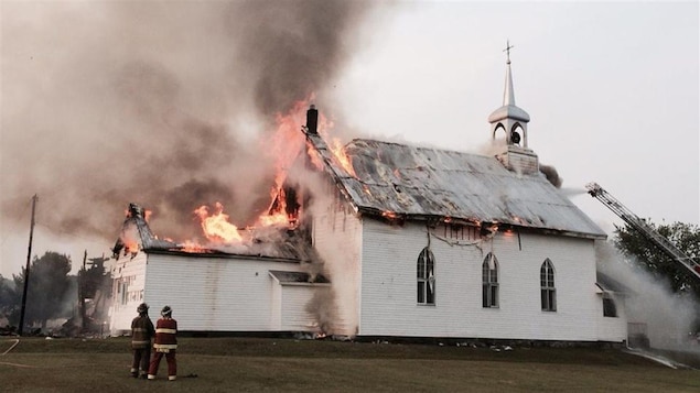 Des flammes s'échappe du toit de l'église Des flammes s'échappe du toit de l'église