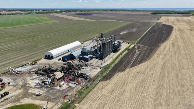 Un plan aérien des dégâts de l'usine et des champs brûlés.