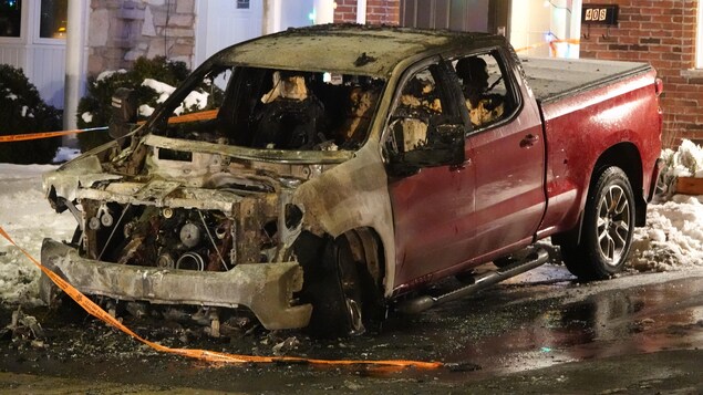 Dollard-des-Ormeaux : véhicules incendiés dans l’entrée d’une propriété privée
