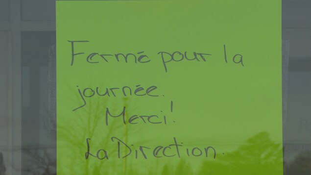 Le Walmart est fermé pour la journée. Le Walmart est fermé pour la journée.