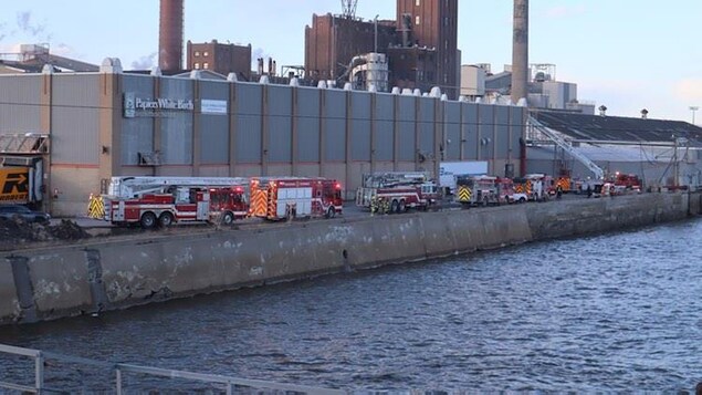 Un incendie dans l’usine Papiers White Birch force l’évacuation d’employés