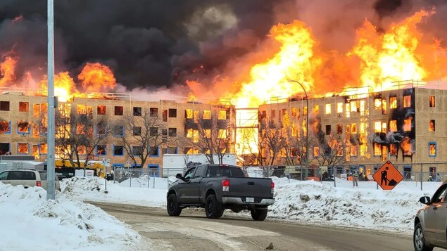 Un immeuble en construction brûle dans le quartier East Kildonan à Winnipeg