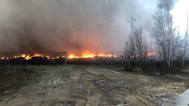 Image d'un feu d'une usine.
