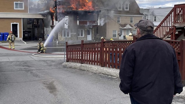 Un immeuble à logement est la proie des flammes dans le secteur Hull