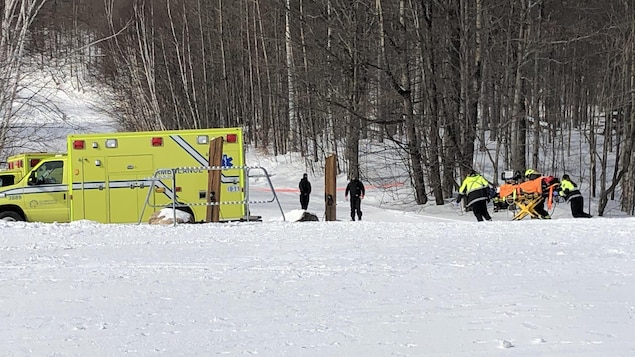 Une civière est amenée vers une ambulance au pied du Mont-Ste-Anne.