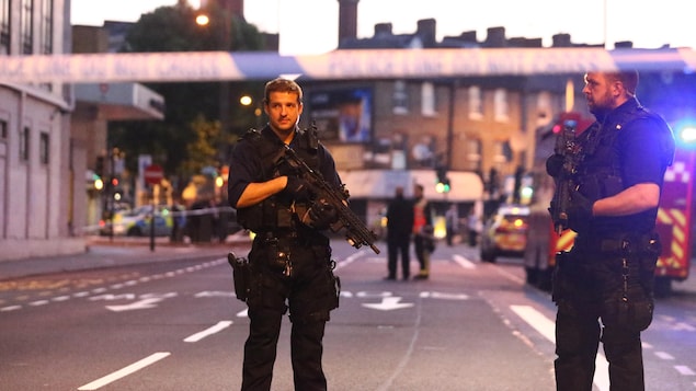 La police londonienne a bouclé le secteur de la mosquée de Finsbury Park. La police londonienne a bouclé le secteur de la mosquée de Finsbury Park.