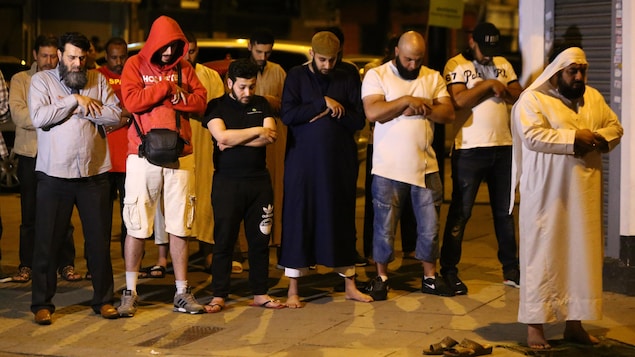 Les fidèles de la mosquée près de l'endroit de la collision dans le nord de Londres prient pour les victimes. Les fidèles de la mosquée près de l'endroit de la collision dans le nord de Londres prient pour les victimes.
