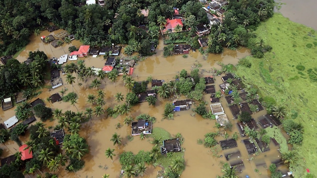 Vue aérienne d'un village inondé au Kerala, en Inde. Vue aérienne d'un village inondé au Kerala, en Inde.