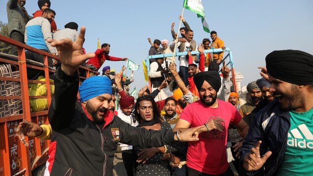 Des agriculteurs lèvent le camp après un an de manifestations en Inde