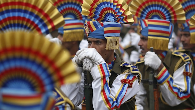Des soldats indiens en tenue d'apparat se reposent avant d'entrer en scène. Des soldats indiens en tenue d'apparat se reposent avant d'entrer en scène.