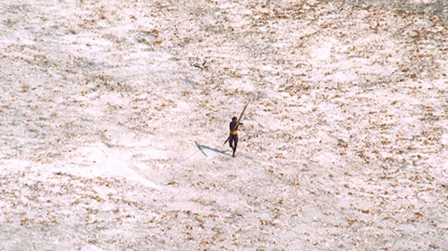 Un membre de la tribu des Sentinelles photographié depuis un hélicoptère.