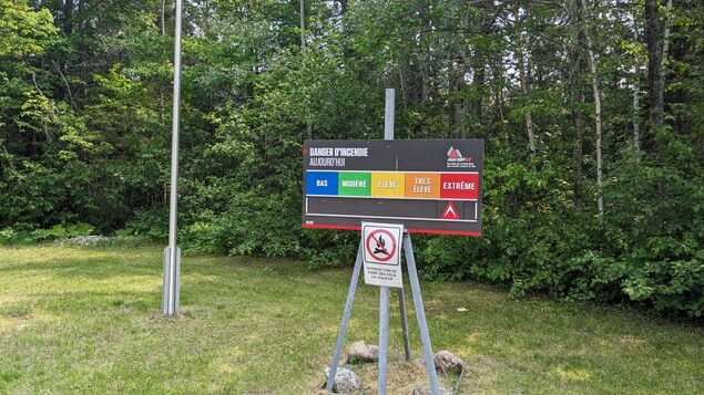 Un panneau affichant le danger d'incendie.