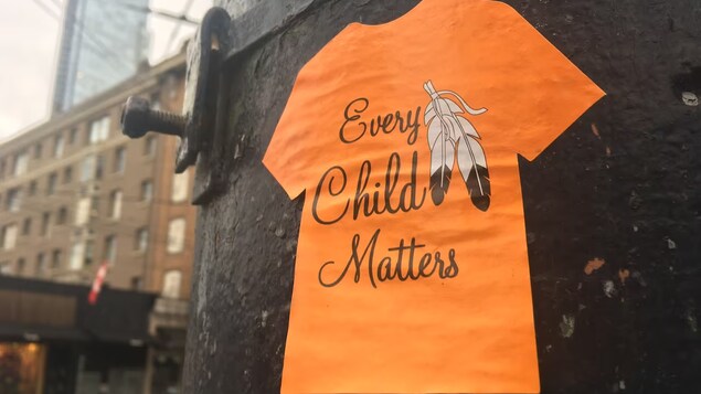 Isang ‘Every Child Matters’ sticker sa poste.