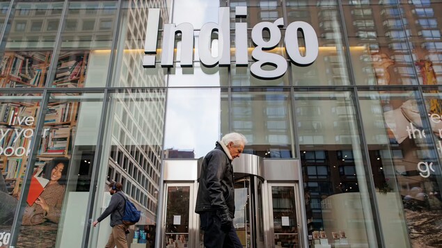 Isang lalaki na dumadaan sa gusali ng Indigo.