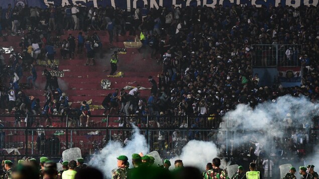 Indonésie : au moins 125 morts après un mouvement de foule dans un stade de soccer