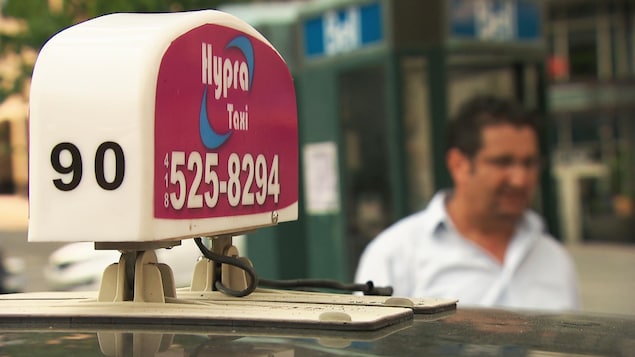 Gros plan sur le lumineux d'une voiture de taxi.