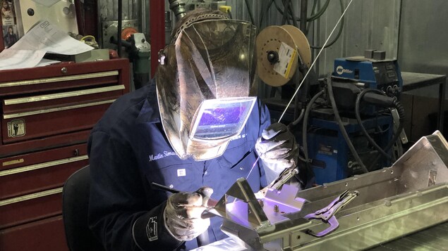 Un employé en train de faire de la soudure. 