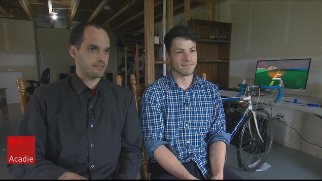 Le deux inventeurs dans leur local. Le deux inventeurs dans leur local.