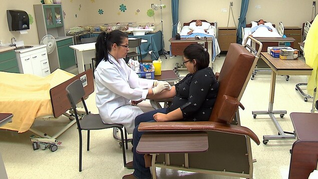 À Baie-Comeau, les cours sont donnés dans des locaux aménagés comme de réels lieux de travail pour les infirmières auxiliaires. À Baie-Comeau, les cours sont donnés dans des locaux aménagés comme de réels lieux de travail pour les infirmières auxiliaires.