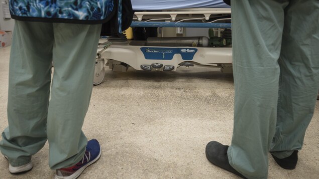 Des infirmières devant une civière.