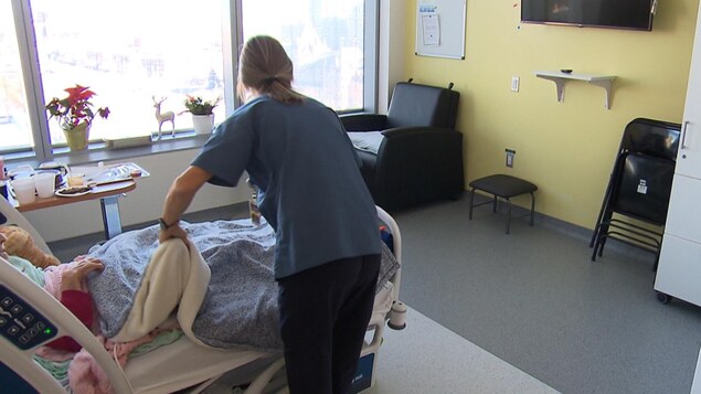 Une infirmière du CHUM s'occupe d'une patiente.