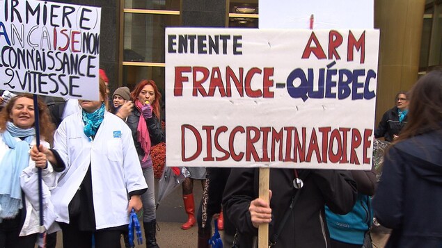 Des infirmières françaises embauchées selon une entente France-Québec manifestent contre une iniquité salariale