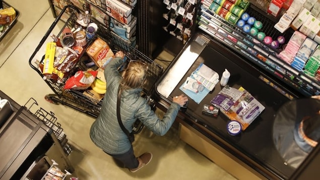 The federal budget will include rebates for low-income consumers to help pay for groceries. (George Frey/Bloomberg)