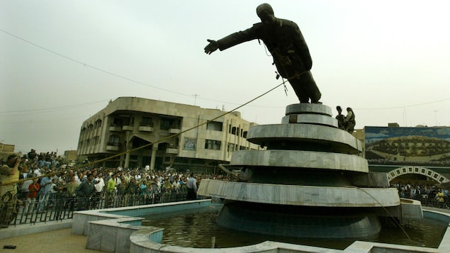 Des citoyens abattent la statue de Saddam Hussein Des citoyens abattent la statue de Saddam Hussein
