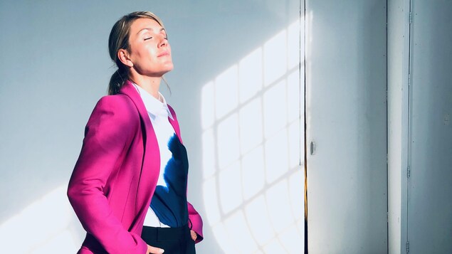 Ingrid Falaise porte un pantalon noir et une veste rose.