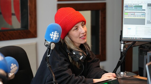 Ingrid St-Pierre en entrevue dans le studio de Radio-Canada à Rouyn-Noranda.