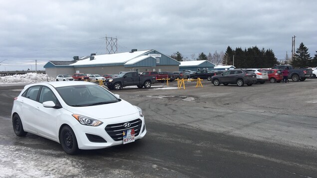 Chaque semaine, des centaines de personnes se rendent au Centre communautaire d'Inkerman pour acheter des billets de l'as de coeur. Chaque semaine, des centaines de personnes se rendent au Centre communautaire d'Inkerman pour acheter des billets de l'as de coeur.