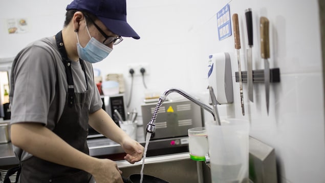 Los puestos de trabajo peor pagados en Quebec se encuentran en los servicios de alimentación y el comercio minorista. Sus salarios alcanzan alrededor de 22.690 dólares anuales. El primer ministro de Quebec quiere que sus inmigrantes ganen más que el promedio salarial anual de la provincia que es de 56 000 dólares anuales. Sin embargo, los empresarios no creen que esta postura responda adecuadamente a la falta de mano de obra que aqueja a Quebec.