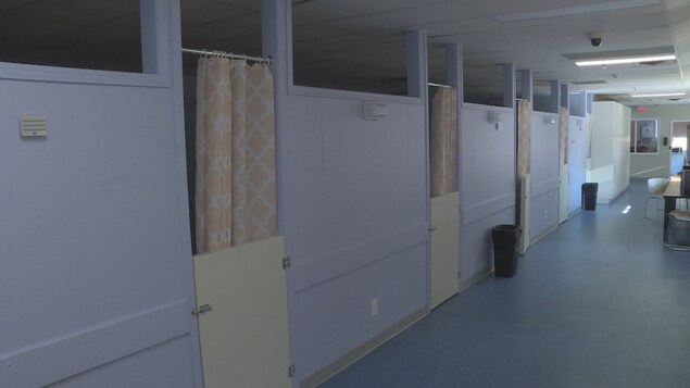 Vue sur un corridor du refuge Inn From the Cold, peint en lavende. De petites portes couvertes d'un rideau donnent accès aux dortoirs. Vue sur un corridor du refuge Inn From the Cold, peint en lavende. De petites portes couvertes d'un rideau donnent accès aux dortoirs.