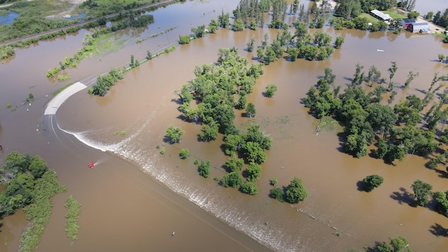 Une image prise par drône montre l'inondation de la route provinciale 41.