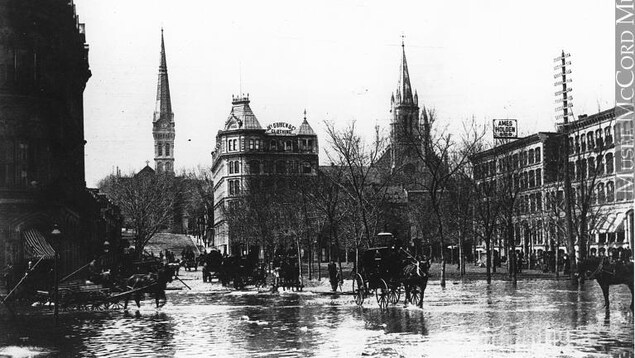Le square Victoria est inondé. Des chevaux tentent de traverser. Le square Victoria est inondé. Des chevaux tentent de traverser.