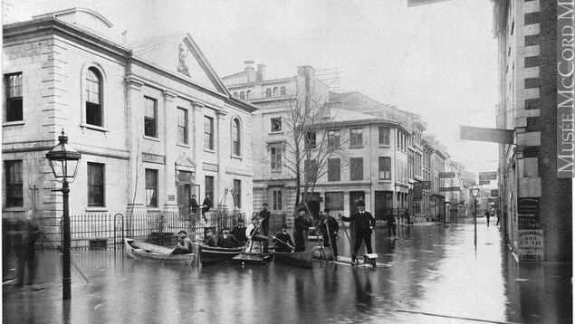 Le square de la Douane, rue Saint-Paul, à Montréal en 1886 complètement inondé. Le square de la Douane, rue Saint-Paul, à Montréal en 1886 complètement inondé.