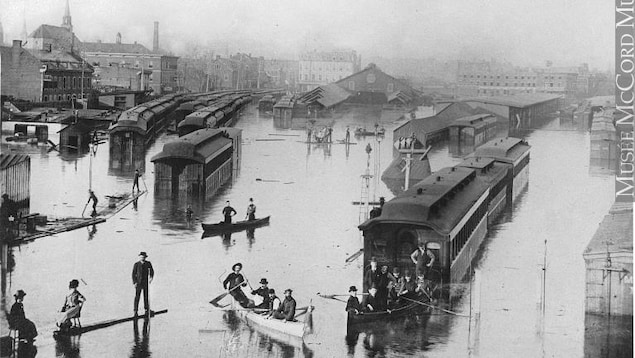 Des trains sont submergés par les eaux du fleuve Saint-Laurent.