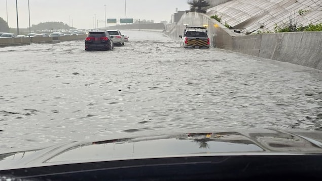Une inondation sur l'autoroute 417.