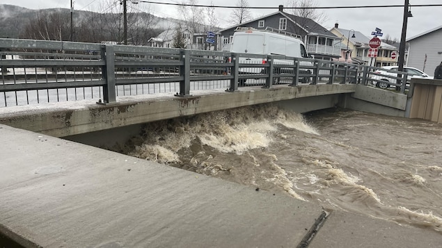 Inondations dans Charlevoix : deux pompiers portés disparus, 1000 résidents isolés