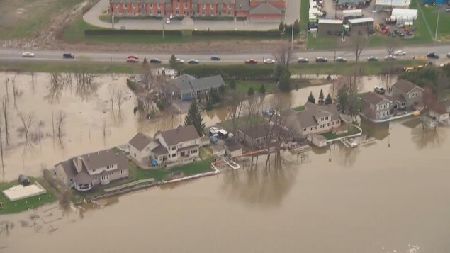 L'eau entoure des maisons.